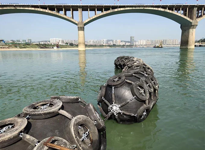 Perché i parabordi gonfiabili resistenti all'usura sono essenziali per la protezione marina a lungo termine?